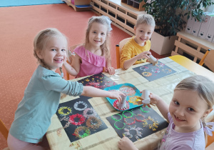 Dzieci wykonują pracę plastyczną