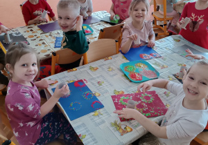 Dzieci malują farbami