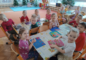 Dzieci wykonują z farby fajerwerki