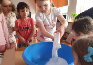 dziewczynka wsypuje sól do miski