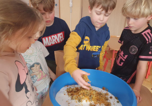 chłopiec miesza nagietek z solą