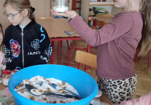 dziewczynka unosi słoik