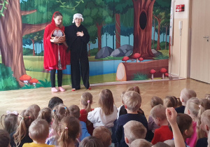 Czerwony kapturek na scenie ze swoją mamą