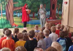 Czerwony Kapturek z Wilkiem na scenie