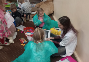 Dzieci patrzą na zdjęcie rentgenowskie.