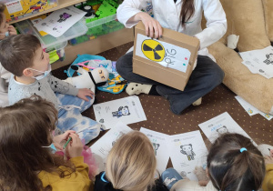 Dzieci patrzą na studenkę.