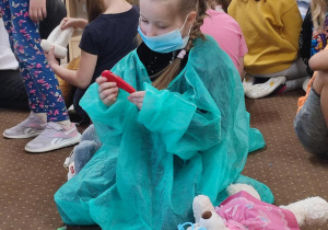 Dziewczynka w fartuchu lekarskim