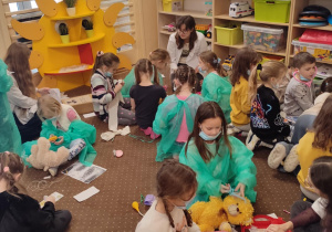 Dzieci siedzą na dywanie