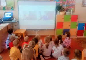 Dzieci słuchają o czym mówi Pani