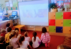 Dzieci oglądają film o psach