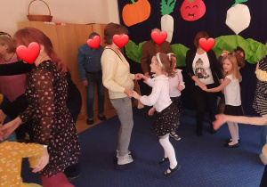 Dzieci tańczą z dziadkami
