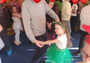 Wnuczka tańczy z dziadkiem