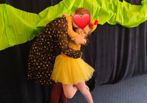 dziewczynka przytula się z babcią