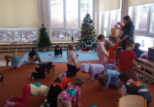 Dzieci uczestniczą w zabawie