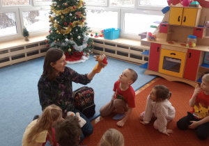 Dzieci uczestniczą w zajęciach