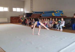 Dzieci ogldają pokaz gimnastyki artystycznej