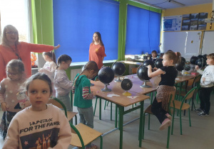 Dzieci przy stolikach