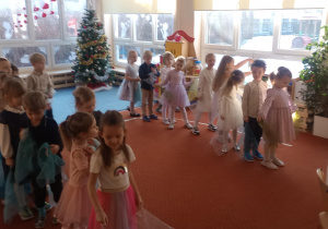 Dzieci tańczą do piosenki