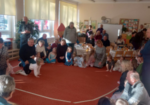 Dziadkowie uczestniczą w zabawach