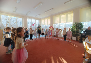 Dzieci śpiewają dla Babć i Dziadków