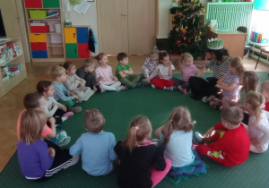 Dzieci słuchają Pani