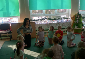 Dzieci bawią się z Semą