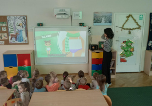 Dzieci oglądają prezentację