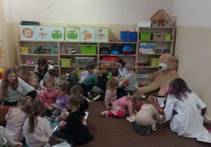 Dzieci wykonują polecenia Pań