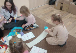 Dzieci badają misie