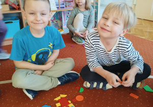 Chłopcy ułożyli Kubusia Puchatka