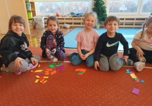 Dzieci ułożyły z klocków postacie bajkowe