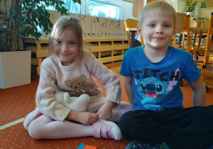 Chłopiec i Dizewczynka prezentują swoją pracę