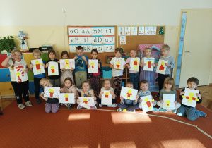 Dzieci prezentują swoją pracę plastyczną