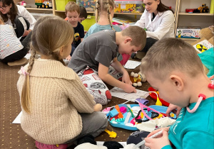 Dzieci opatrują zabawki