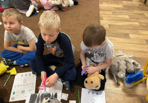 Chłopcy rozwiązują zadania