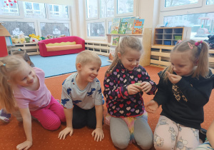 Dzieci oglądają karmę dla ptaków