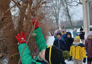 Chłopiec wiesza karmę