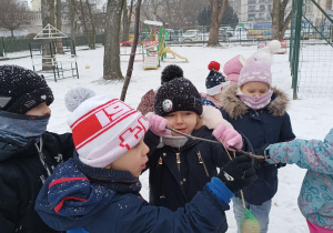 Dzieci wieszają karmę