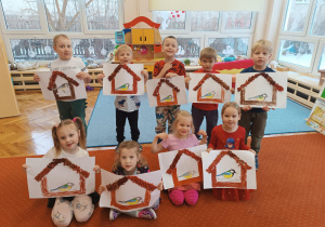 Dzieci prezentują swoją pracę