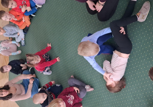 Chłopiec ćwiczy bezpieczną pozycję