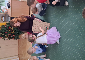 Dziewczynka poznaje numer alarmowy