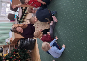 Chłopiec wpisuje numer alarmowy