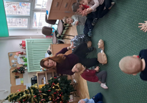 Dziecko ćwiczy na fantomie