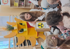 Dzieci słuchają o RTG