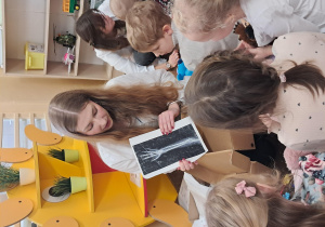 Dzieci oglądają zdjęcie zdjęcie rentgenowskie