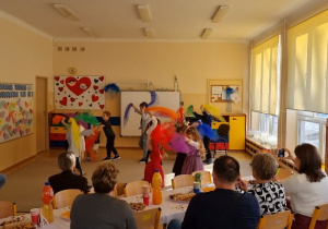 Grupa wykonuje taniec z chustami