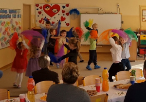 Dzieci tańczą z chustami dla babć i dziadków