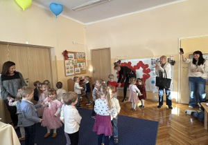 Dzieci wykonują taniec dla dziadków