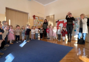 Grupa recytuje wieszyk dla babć i dziadków