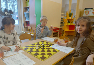 Dzieci siedzą przy stoliku